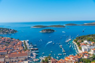 Hırvatistan 'daki Hvar ve Pzekeni adalarının hava manzarası