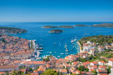 Hırvatistan 'daki Hvar ve Pzekeni adalarının hava manzarası