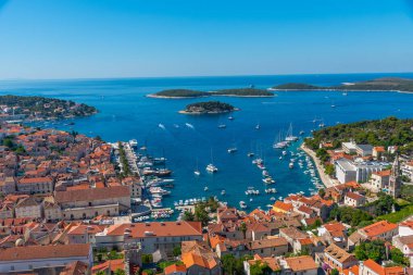 Hırvatistan 'daki Hvar ve Pzekeni adalarının hava manzarası