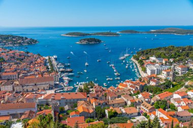 Hırvatistan 'daki Hvar ve Pzekeni adalarının hava manzarası