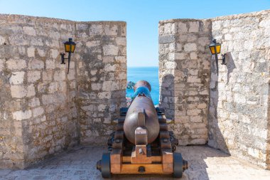 Hırvat Hvar 'daki İspanyol kalesinin avlusunda.