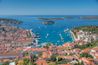 Hırvatistan 'daki Hvar ve Pzekeni adalarının hava manzarası