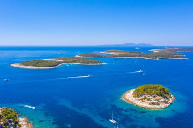Hırvatistan 'ın Hvar kenti yakınlarındaki Pzekeni adalarının hava manzarası