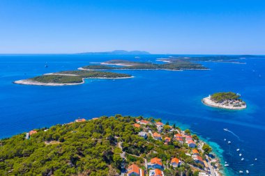 Hırvatistan 'ın Hvar kenti yakınlarındaki Pzekeni adalarının hava manzarası