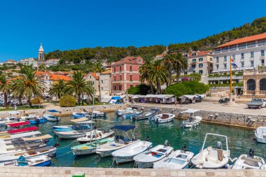 Hırvatistan 'ın Hvar kasabasının liman manzarası