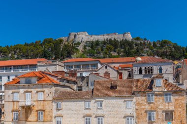 Hırvatistan 'ın Hvar kentinde Spanjola kalesi loggianın arkasında görülüyor