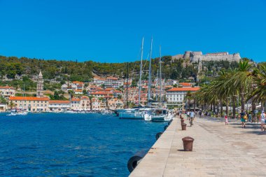 Hırvatistan 'ın Hvar kasabasının rıhtımında insanlar geziniyor