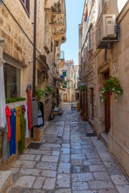 Hırvatistan 'ın eski Hvar kentinde dar bir sokak manzarası