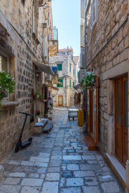 Hırvatistan 'ın eski Hvar kentinde dar bir sokak manzarası