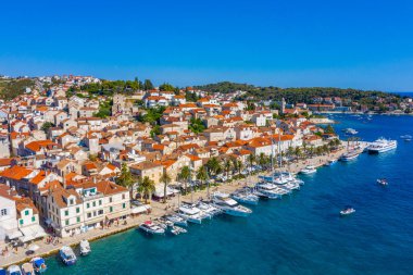 Hırvatistan 'ın Hvar kasabasının liman manzarası