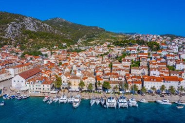 Hırvatistan 'ın Hvar kasabasının liman manzarası