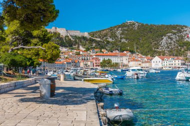 Hırvatistan 'ın Hvar kasabasının rıhtımında insanlar geziniyor