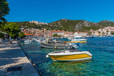 Hırvatistan 'ın Hvar kasabasının rıhtımında insanlar geziniyor
