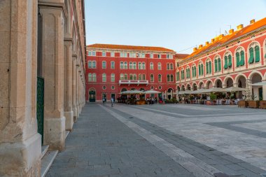 Hırvatistan 'ın Split kentindeki Cumhuriyet meydanında gezinen insanlar