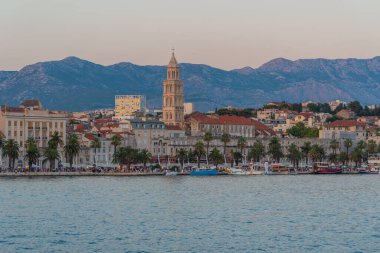 Hırvat kentinin gün batımı manzarası Riva geçidinin arkasında bölündü