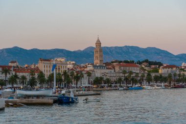 Hırvat kentinin gün batımı manzarası Riva geçidinin arkasında bölündü