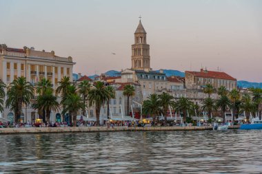 Hırvat kentinin gün batımı manzarası Riva geçidinin arkasında bölündü