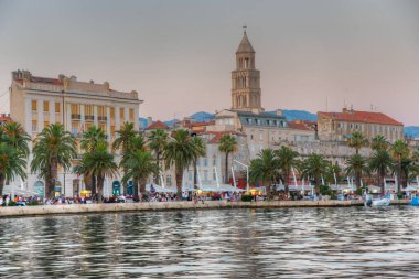 Hırvat kentinin gün batımı manzarası Riva geçidinin arkasında bölündü