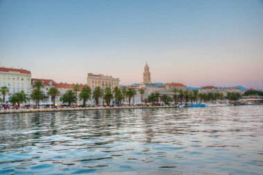 Hırvat kentinin gün batımı manzarası Riva geçidinin arkasında bölündü