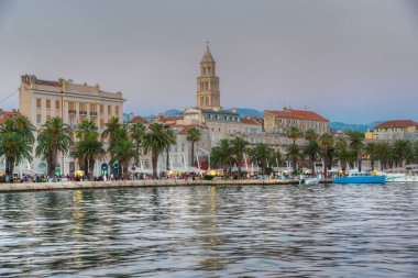 Hırvat kentinin gün batımı manzarası Riva geçidinin arkasında bölündü