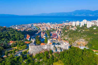 Hırvatistan 'ın Trsat kalesiyle Rijeka' nın hava manzarası