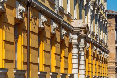 Hırvatistan 'ın Rijeka kentinde bir binanın sarı cephesi