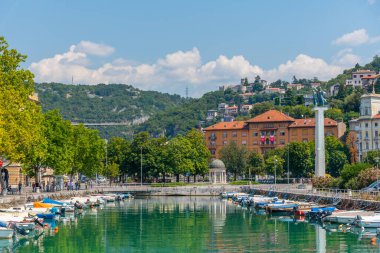 Hırvatistan 'ın Rijeka kentindeki Mrtvi kanal' da tekneler demirliyor