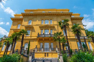 Hırvatistan 'ın Opatija kentinde bir binanın sarı cephesi