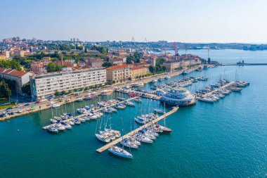 Hırvatistan 'ın Pula limanına demirleyen tekneler