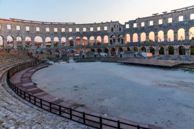 Hırvatistan 'ın Pula kentinde Roma amfitiyatrosunda gün batımı