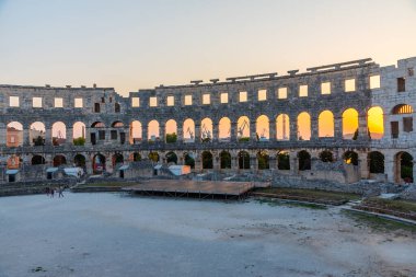 Hırvatistan 'ın Pula kentinde Roma amfitiyatrosunda gün batımı