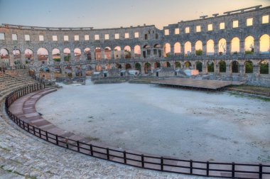 Hırvatistan 'ın Pula kentinde Roma amfitiyatrosunda gün batımı