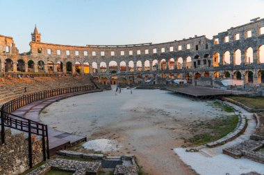Hırvatistan 'ın Pula kentinde Roma amfitiyatrosunda gün batımı