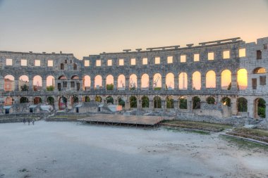 Hırvatistan 'ın Pula kentinde Roma amfitiyatrosunda gün batımı
