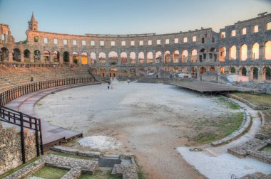 Hırvatistan 'ın Pula kentinde Roma amfitiyatrosunda gün batımı