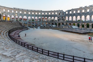 Hırvatistan 'ın Pula kentinde Roma amfitiyatrosunda gün batımı