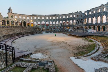 Hırvatistan 'ın Pula kentinde Roma amfitiyatrosunda gün batımı