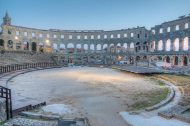 Hırvatistan 'ın Pula kentinde Roma amfitiyatrosunda gün batımı