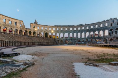 Hırvatistan 'ın Pula kentinde Roma amfitiyatrosunda gün batımı