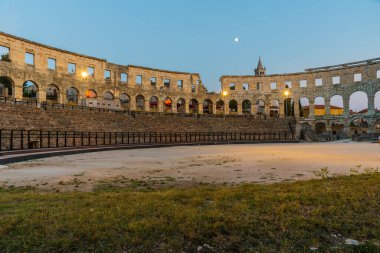 Hırvatistan 'ın Pula kentinde Roma amfitiyatrosunda gün batımı