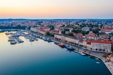 Hırvatistan 'ın Pula limanına demirleyen tekneler