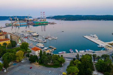 Hırvatistan 'ın Pula kentinde sanayi limanının gündoğumu manzarası