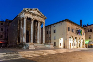 Hırvatistan 'ın Pula kentindeki Augustus Tapınağı ve hükümet ofisinin gündoğumu manzarası