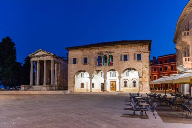 Hırvatistan 'ın Pula kentindeki Augustus Tapınağı ve hükümet ofisinin gündoğumu manzarası