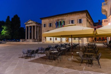 Hırvatistan 'ın Pula kentindeki Augustus Tapınağı ve hükümet ofisinin gündoğumu manzarası