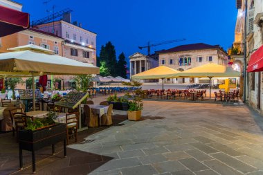 Hırvatistan 'ın Pula kentindeki Augustus Tapınağı ve hükümet ofisinin gündoğumu manzarası