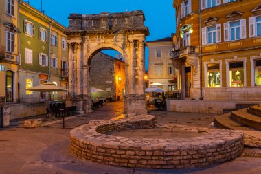 Hırvatistan 'ın Pula kentinde Sergii Kemeri' nin gündoğumu görünümü