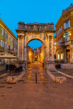 Hırvatistan 'ın Pula kentinde Sergii Kemeri' nin gündoğumu görünümü