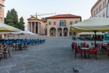 Hırvatistan 'ın Pula kentindeki Augustus Tapınağı ve hükümet ofisinin gündoğumu manzarası