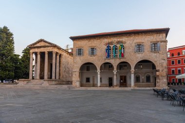 Hırvatistan 'ın Pula kentindeki Augustus Tapınağı ve hükümet ofisinin gündoğumu manzarası